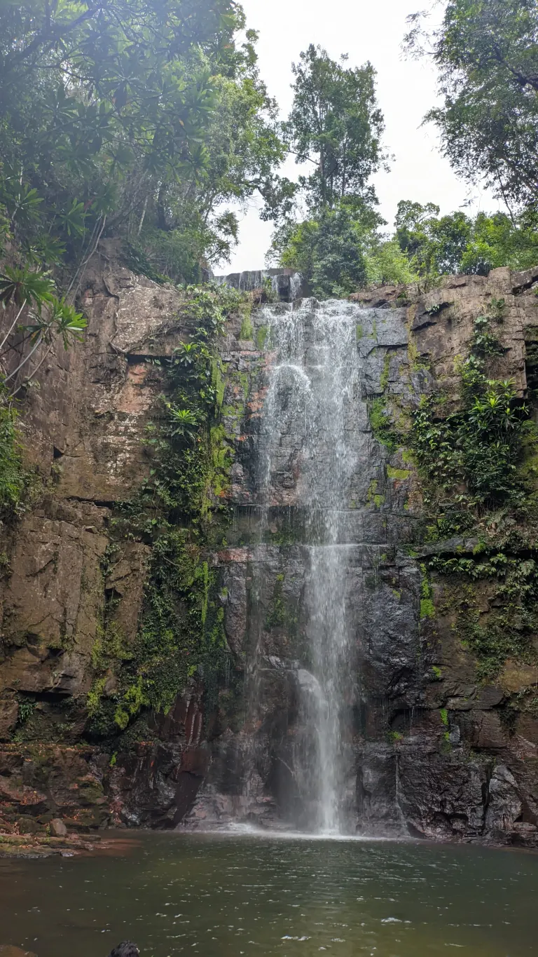 Queda principal da Cachoeira Água Limpa, com cerca de 30 metros, caindo em um poço cercado de pedras