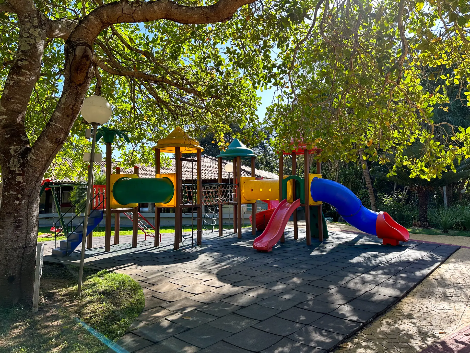 Playground do Parque das Águas Quentes, com brinquedos fora da água para crianças