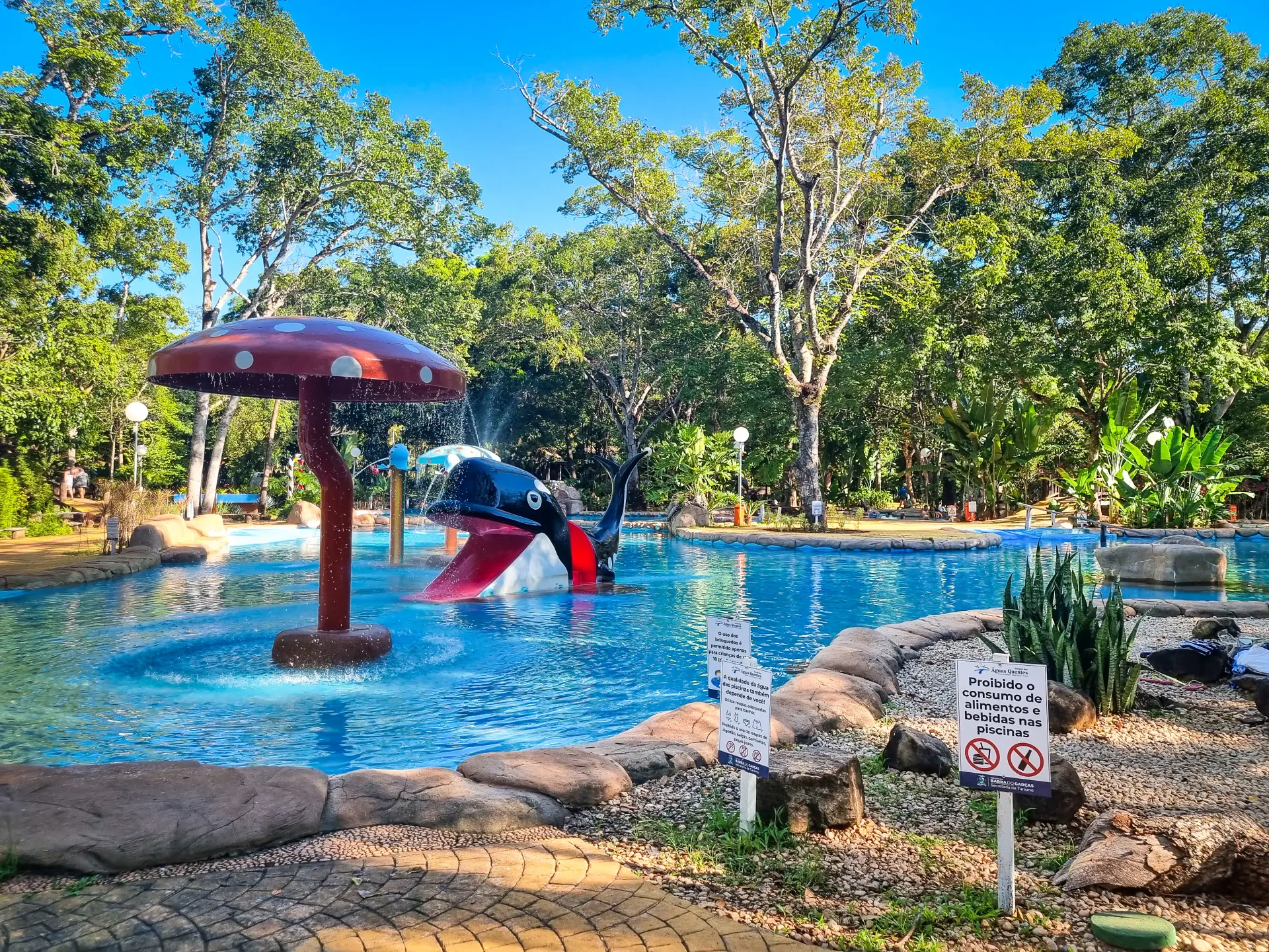 Maior piscina do Parque das Águas Quentes, com escorregadores e brinquedos aquáticos para crianças