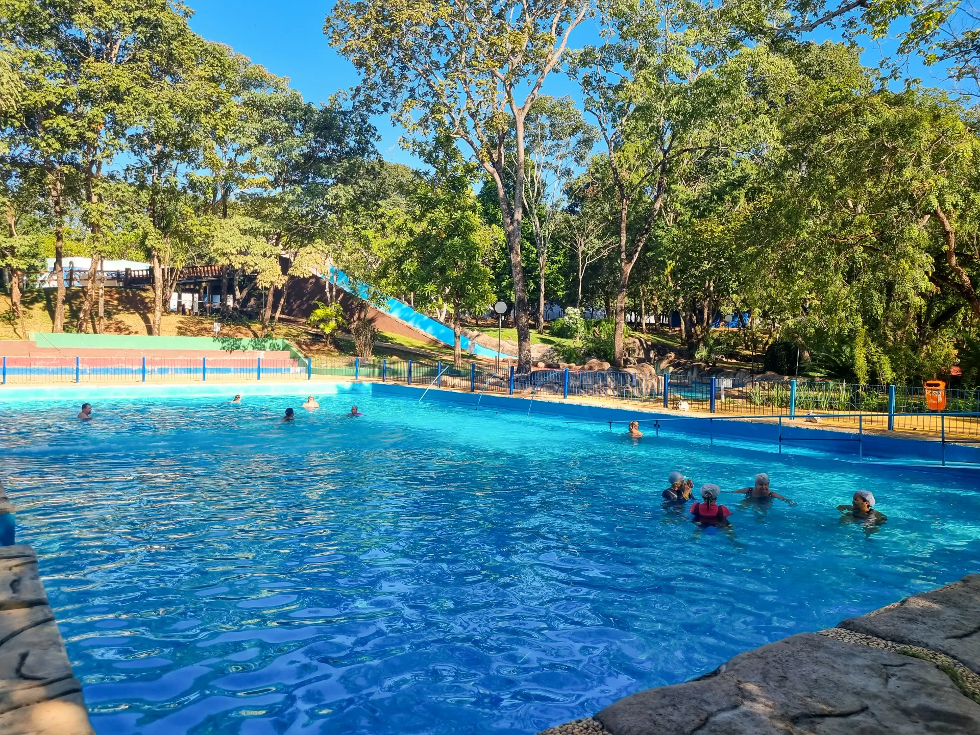 Piscina semiolímpica de água termal com raias no fundo, com cerca de 1,7 m de profundidade no centro