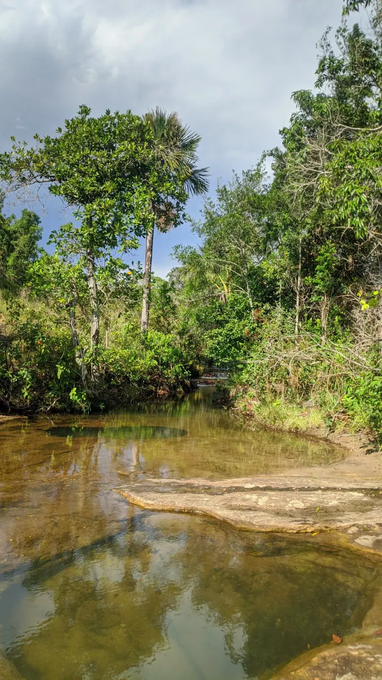 um dos poços de água da cachoeira paraiso