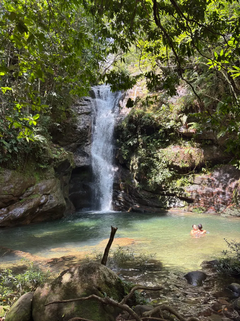 Cachoeira Samambaia com suas águas cristalinas caindo sobre as rochas