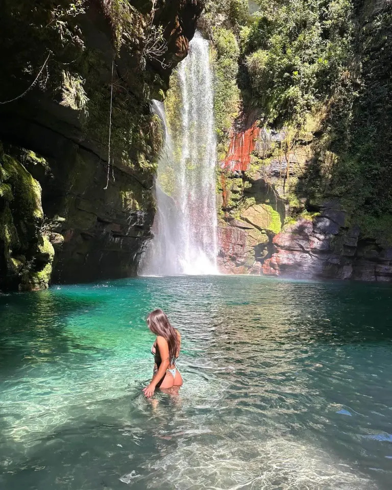 Detalhe das águas cristalinas da Cachoeira Azul, destacando a tonalidade única que dá nome ao local.