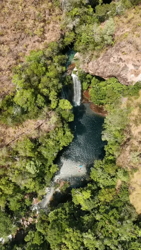 Vista aérea deslumbrante da Cachoeira Azul e seu entorno natural