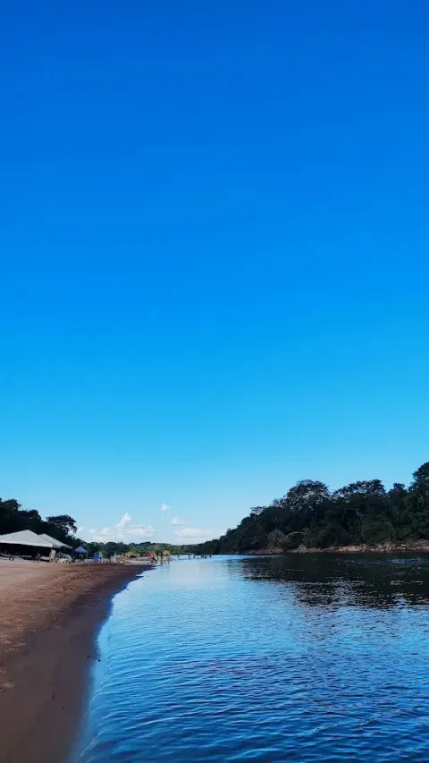 foto bem próxima do rio no final de tarde na praia do bosque