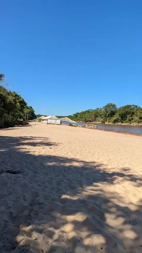 areia da praia do bosque, rio e o bar feito de tendas