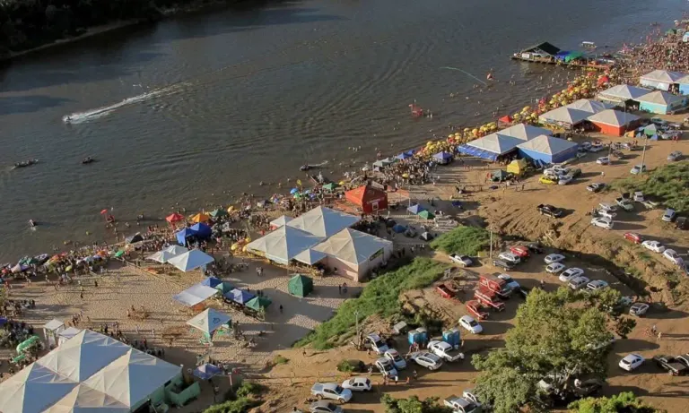 visão aérea da praia quarto crescente com varias tendas e dezenas de pessoas