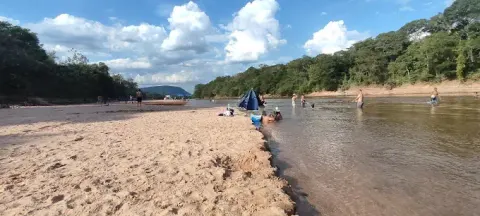 faixa de areia da praia do toledo e um pouco do rio