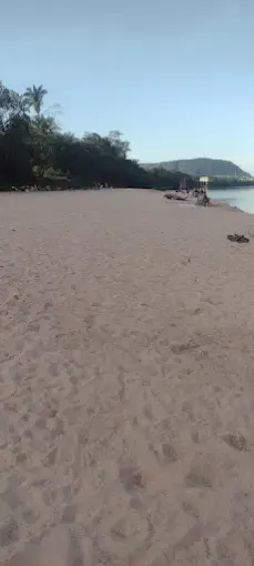 faixa de areia da praia do toledo e um pouco da cidade e da serras de Barra do Garças atrás