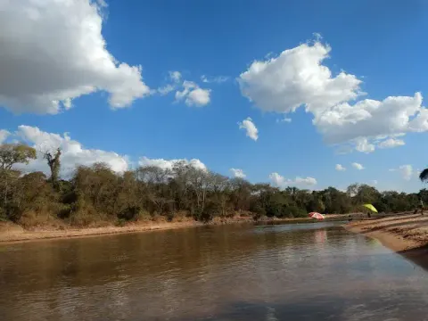 pequena faixa de areia da praia do toledo e uma grande parte do rio garças