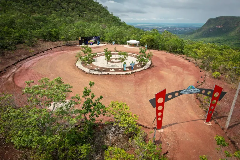 Vista aérea do Discoporto da Serra Azul, uma clareira circular no topo da serra em Barra do Garças