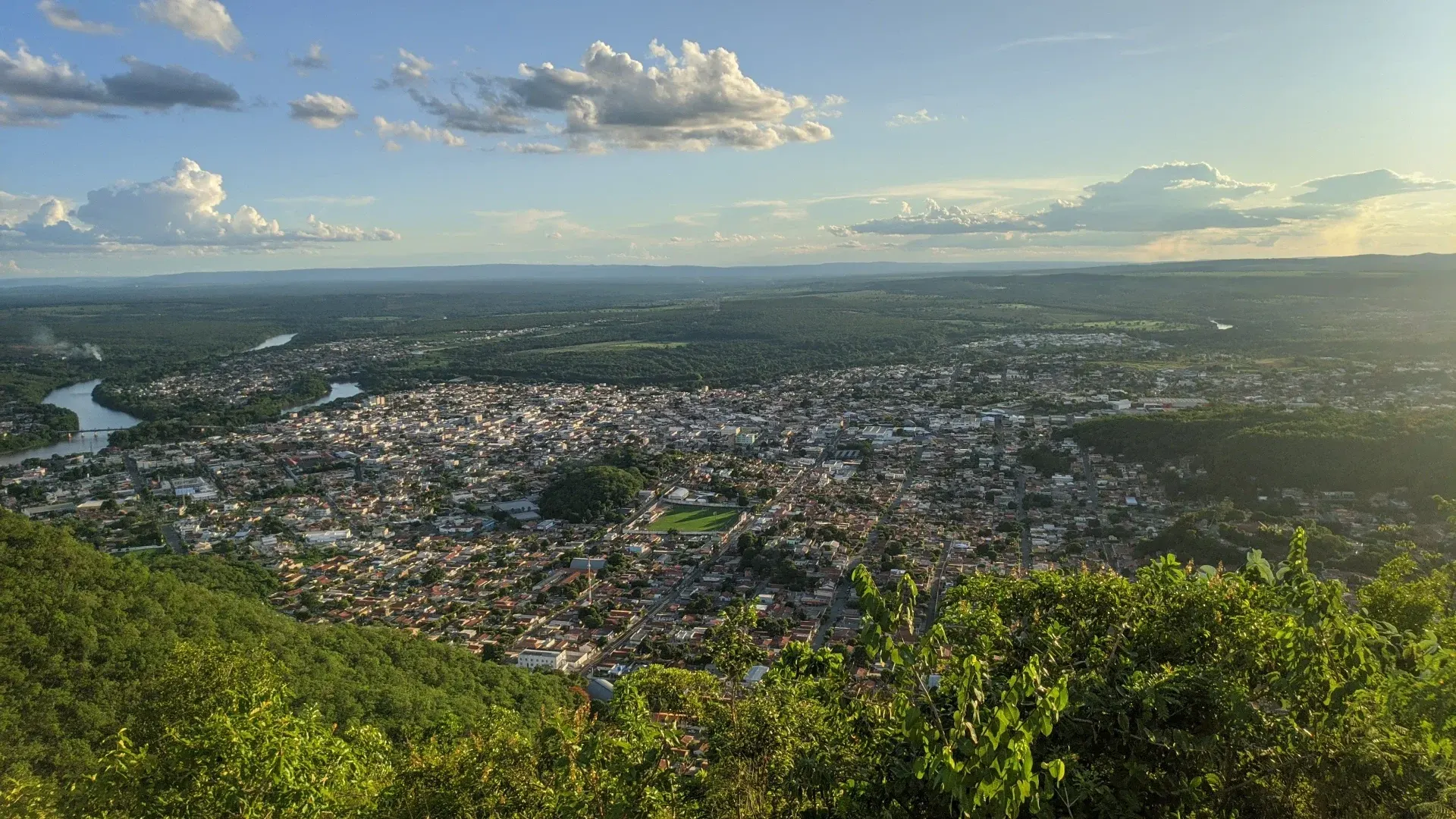 Vista do alto da Serra Azul sobre Barra do Garças, Aragarças e Pontal do Araguaia, com o encontro dos rios Garças e Araguaia