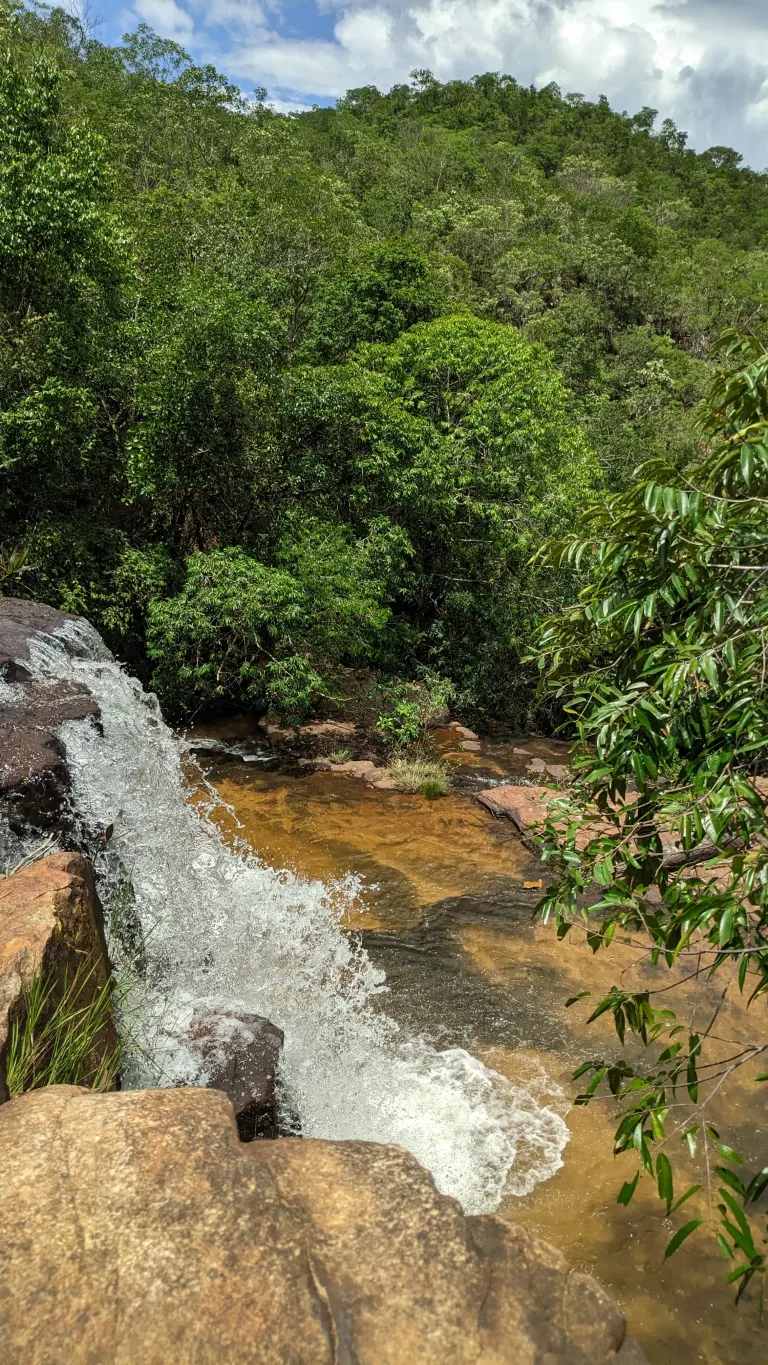 Vista deslumbrante de uma das maiores cachoeiras da trilha com águas descendo pelas rochosas